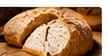Pan de corteza dorada cortado en rebanadas · Imagen ilustrativa generada con IA