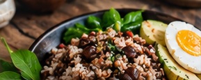 Plato ilustrativo de arroz, frijoles y huevo · Imagen ilustrativa generada con IA